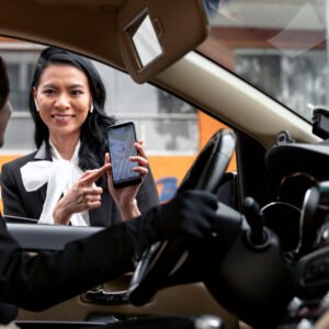 businesswoman-showing-her-smartphone-app-taxi-driver